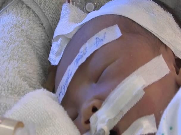 Novorozené dítě spí v nemocnici — Stock video