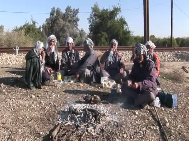 Hommes portant la coiffe musulmane traditionnelle — Video