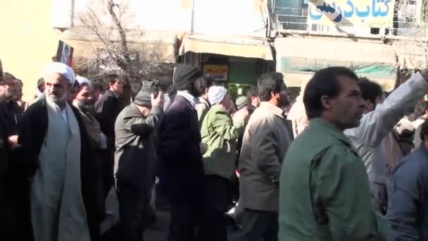 Demonstran berbaris di jalan — Stok Video