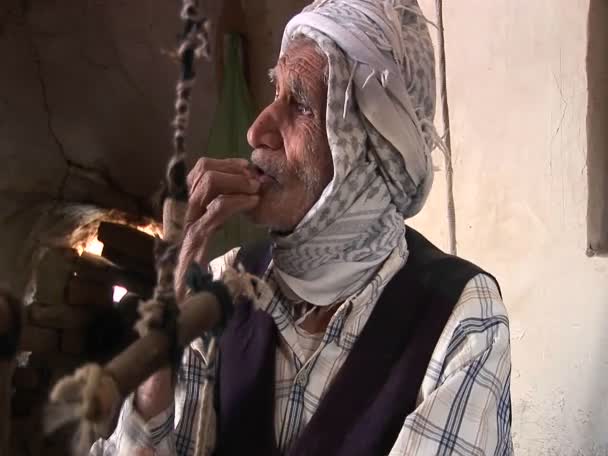 Un anciano habla en Irán — Vídeo de stock