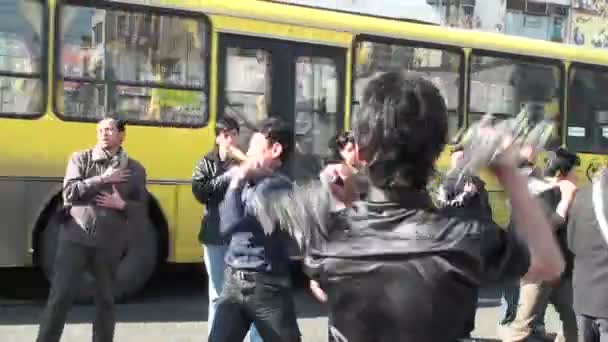 Des manifestants défilent dans la rue — Video