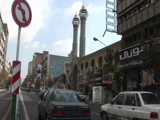 Een drukke straat in Teheran stad — Stockvideo
