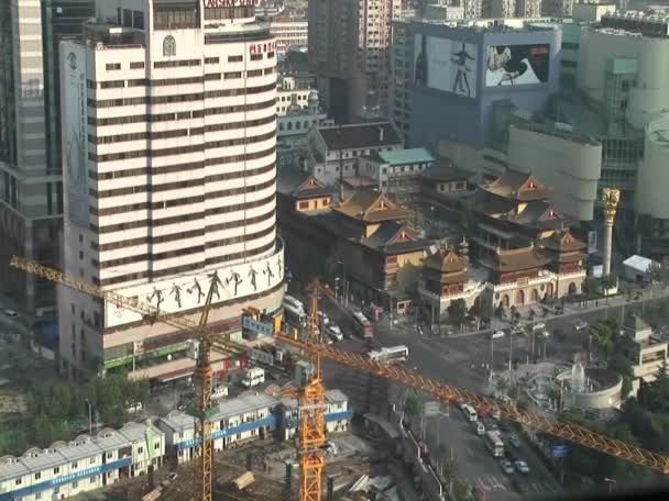 Grues de construction et intersection urbaine animée à Tokyo — Video