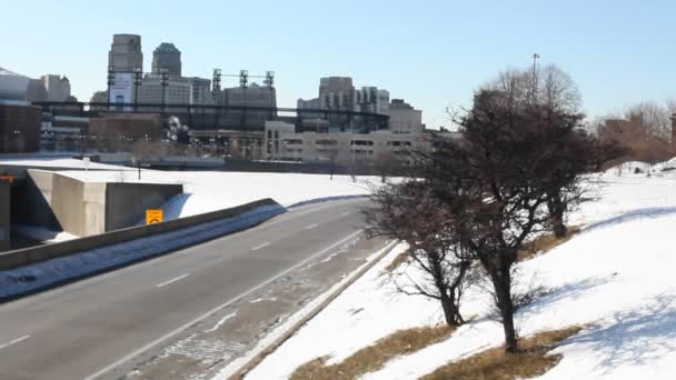 交通在城市的街道在冬天 — 图库视频影像