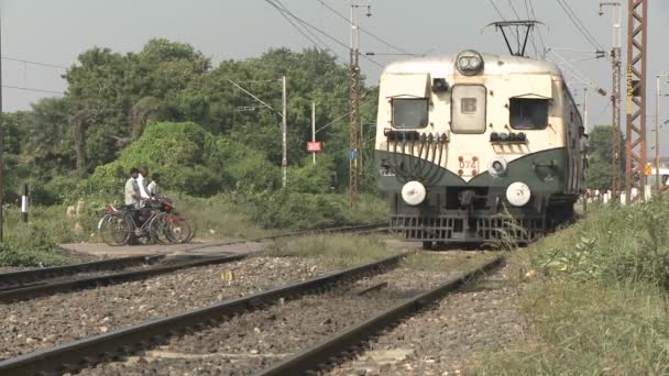 People wait to cross railroad tracks — Stock Video