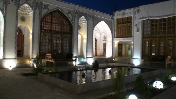 Interior de un edificio con arquitectura islámica — Vídeos de Stock