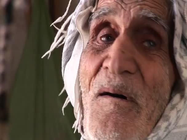 An elderly man speaks in Iran — Stock Video