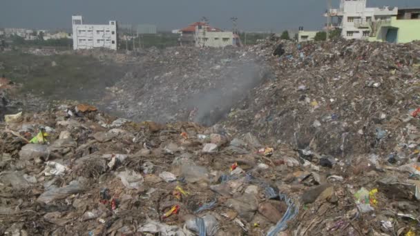 Дим піднімається від палаючого сміття — стокове відео