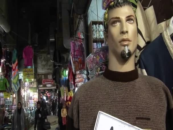 Een mannequin in een bazaar in Iran — Stockvideo