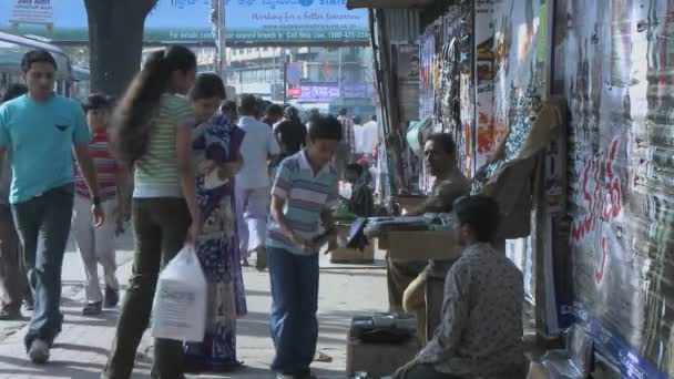 Jongen wil om iets te kopen van een straatverkoper — Stockvideo