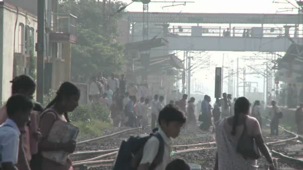 Lidé chodí sem a tam přes železniční tratě — Stock video