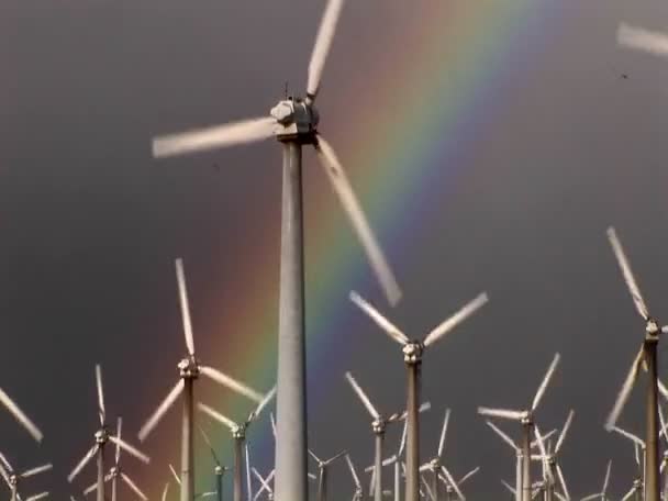 Windkraftanlagen drehen sich. — Stockvideo