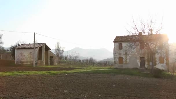 Casas en un día soleado — Vídeo de stock