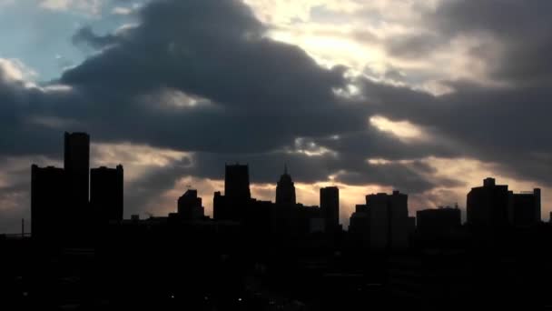 Edifícios em uma noite nublada em Detroit — Vídeo de Stock