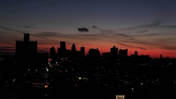 Luces de tráfico al atardecer en una ciudad — Vídeos de Stock