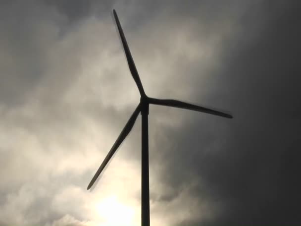 Moinho de vento gera energia elétrica — Vídeo de Stock