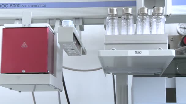 Gascomatograph maskin som används i ett laboratorium för molekylär biologi — Stockvideo