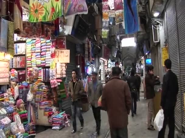 買い物客の通過イランのバザール — ストック動画