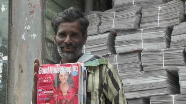 Seorang pria memegang seikat majalah — Stok Video