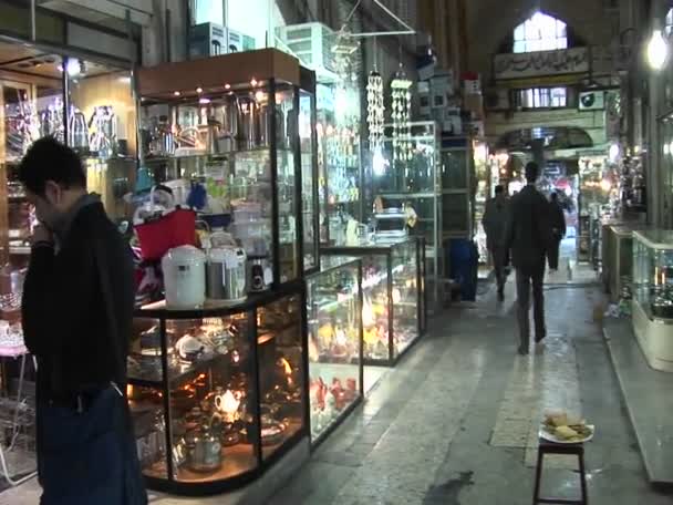 Un acquirente passa attraverso un bazar in Iran — Video Stock