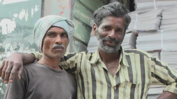 Dos hombres de pie juntos — Vídeos de Stock