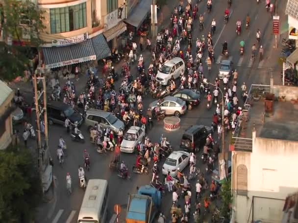 Voetgangers en motor verkeer op kruising — Stockvideo