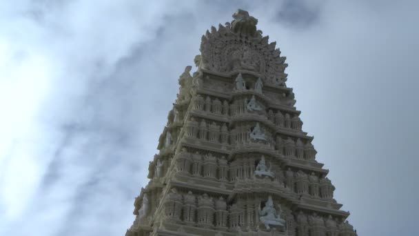 Облака над храмовой башней — стоковое видео