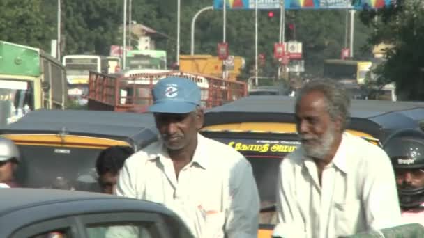 Ulice v Indii je nabitý vozidel a lidé — Stock video