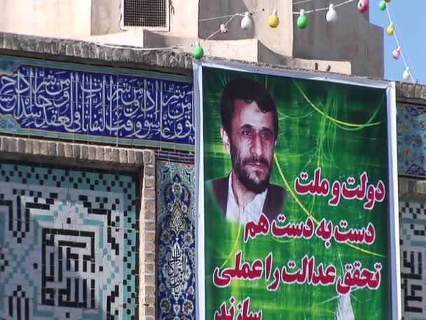 Een verkiezingsposter met Mahmoud Ahmadinejad in Iran — Stockvideo
