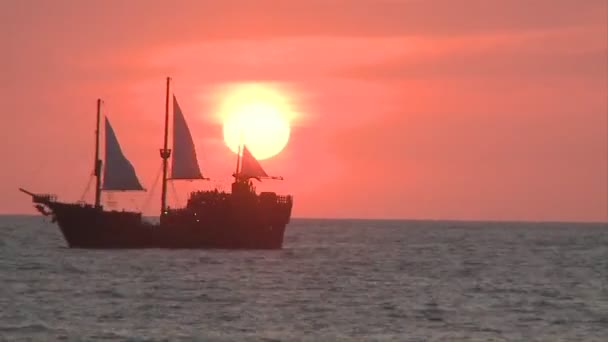 Корабль Мэригаланте вдалеке — стоковое видео