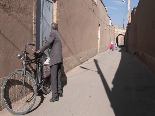 Egy ember hajlik a falhoz kerékpár — Stock videók