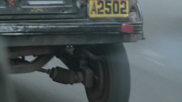 Выдох от транспортного средства на дороге в Индии — стоковое видео