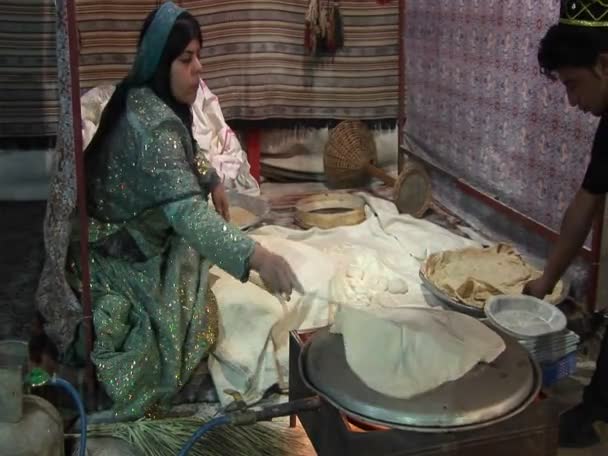 Випікає жінки обприскування хліба хліб на tandori піч — стокове відео