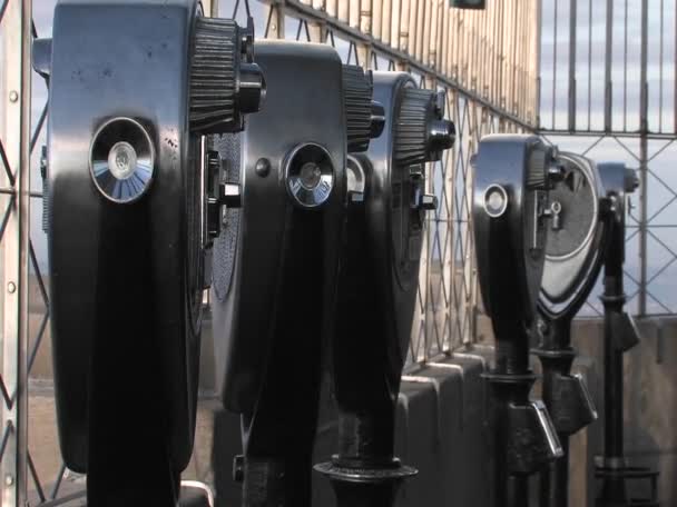 Binoculars in the observation deck of the Empire State Building — Stock Video