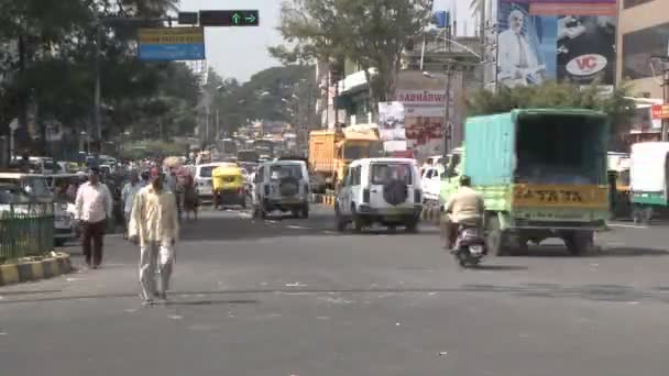Gorączkowy ruch w mieście w Indiach — Wideo stockowe