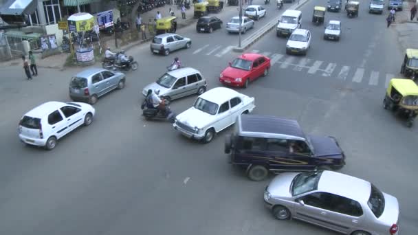 Pojazdów i motocykli przechodzą przez ruchliwym skrzyżowaniu — Wideo stockowe