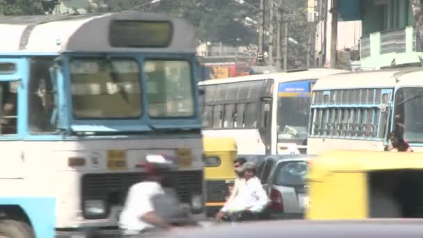 Транспортные средства и пешеходы перемещаются по перекрестку — стоковое видео