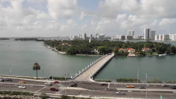 Estradas e apartamentos altos de Miami — Vídeo de Stock