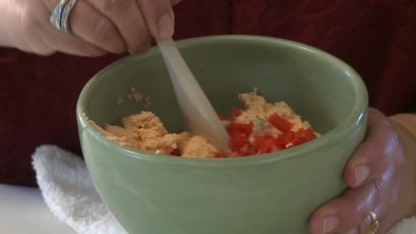 Una mujer revuelve un tomate — Vídeos de Stock