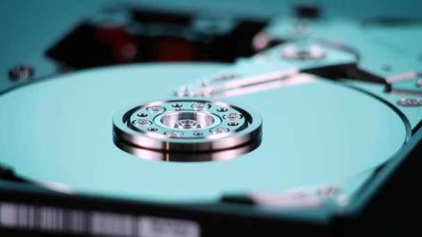 A hard drive with out cover spins slowly on display. — Stock Video