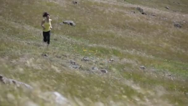 Una mujer corriendo en un camino de tierra áspero — Vídeo de stock