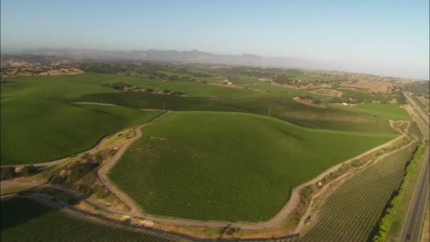 Vista sobre las verdes colinas — Vídeos de Stock