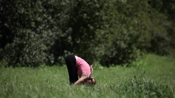 En kvinna som gör yoga — Stockvideo