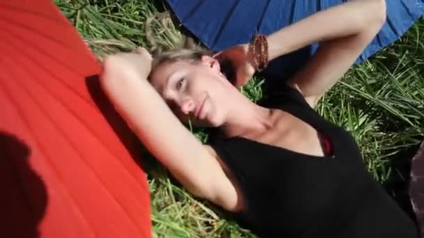 Жінка, викладені на кульку трав'янистих області — стокове відео