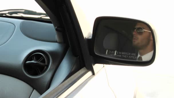 Una busta di contanti viene passata attraverso un finestrino di un'auto . — Video Stock