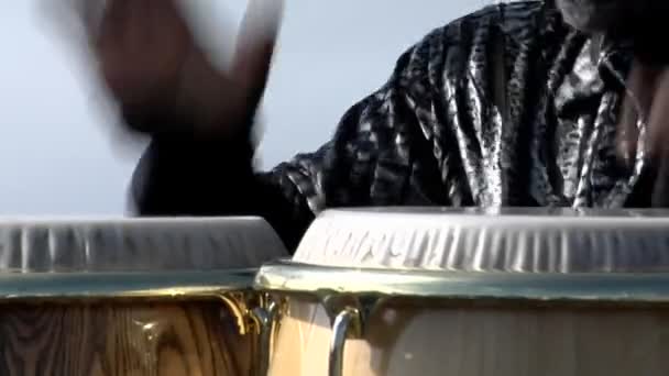 Člověk hraje bongo bubny — Stock video