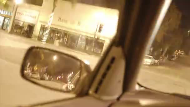 En bil färdas på gatan — Stockvideo