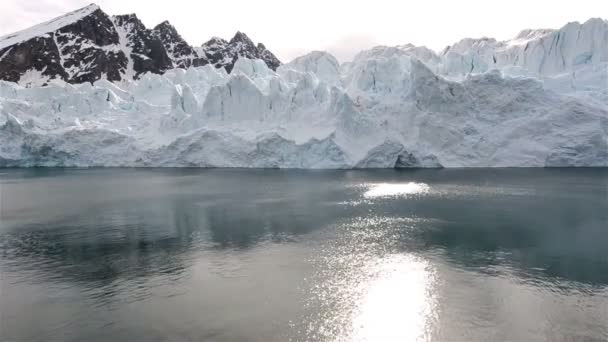 Sole che riflette il ghiacciaio di Monacobreen — Video Stock