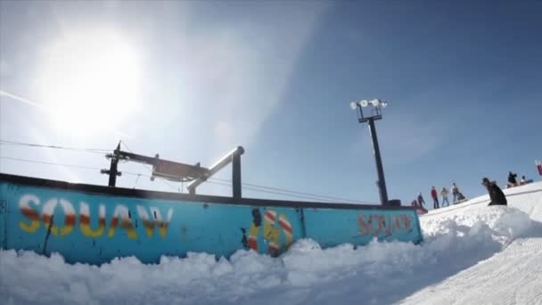 Um snowboarder faz um slide e um salto . — Vídeo de Stock