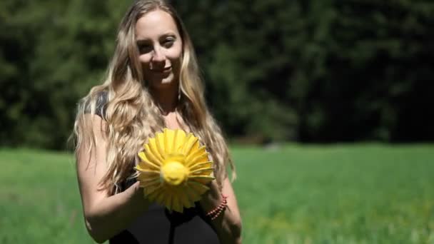 Una joven abre la sombrilla y la gira alrededor de su cabeza . — Vídeo de stock